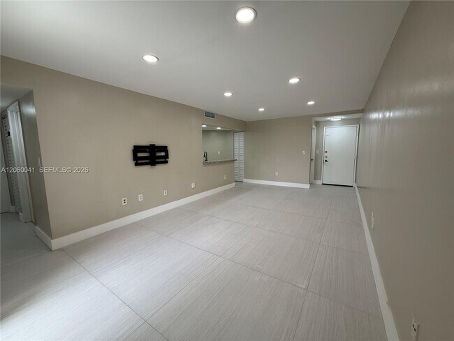 Building Photo - 9405 Fontainebleau Blvd Unit 113-22