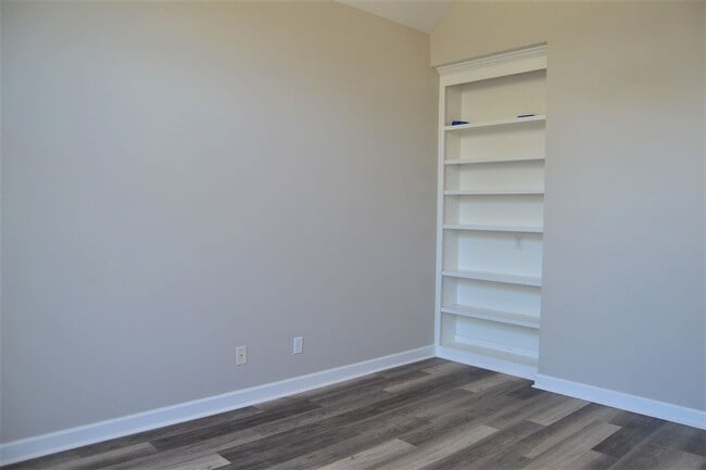 Photo - 351 Barnsley Dr