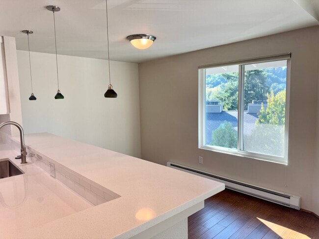 Photo - Move-in Special…..Four Weeks Free!!! Unit 5