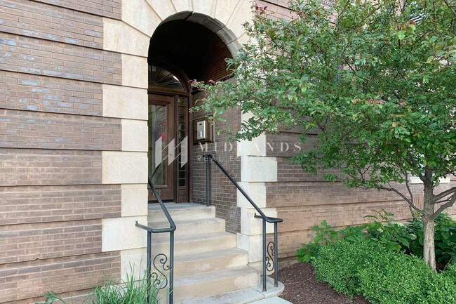 Building Photo - Charming Downtown Condo Unit 6