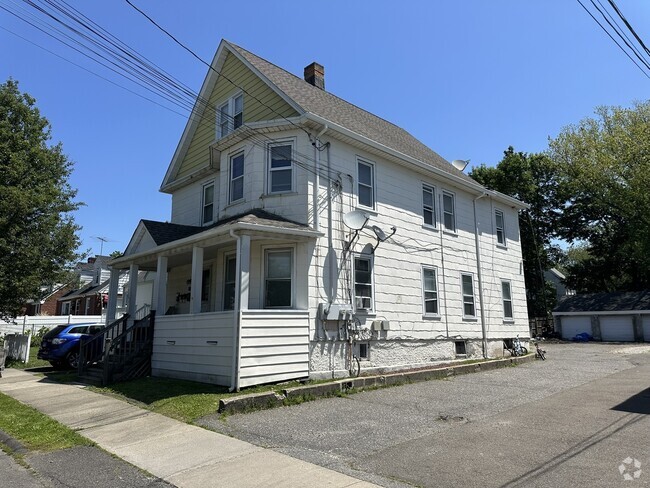 Building Photo - 176 Thompson St Rental