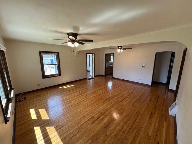 Living room - 104 Everett St N