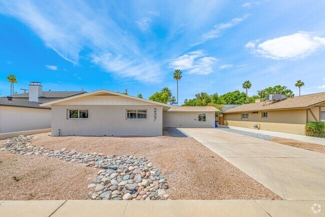 Building Photo - 6 Bedroom/4 Bath - Fully Remodeled Rental