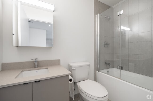 3 chambres, 2 salles de bain - 93 m² - Deuxième salle de bain - Jade Apartments