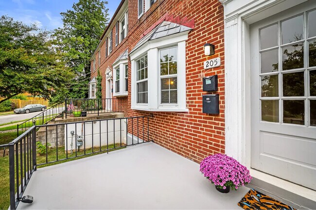 Building Photo - 205 Westowne Rd Unit 1 fl