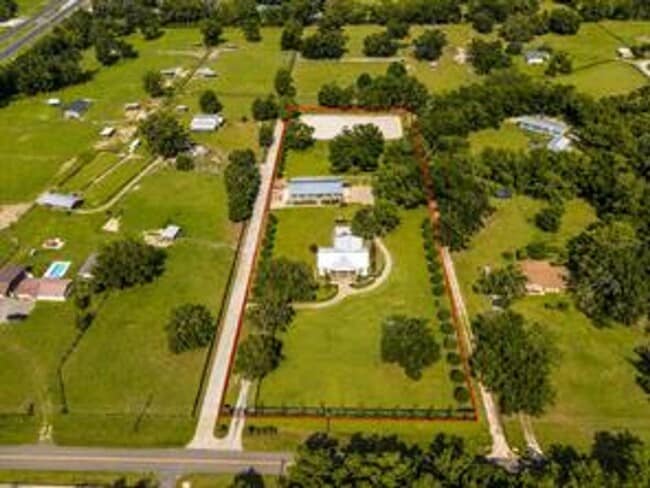 Building Photo - Exceptional equestrian opportunity !