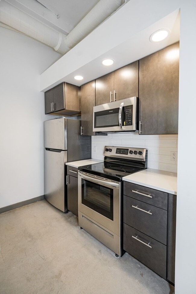 Building Photo - Downstairs Flat by Bike Rack with Washer &... Unit 6104 Rental