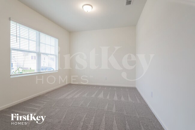 Photo - 135 Knightsbridge Ln