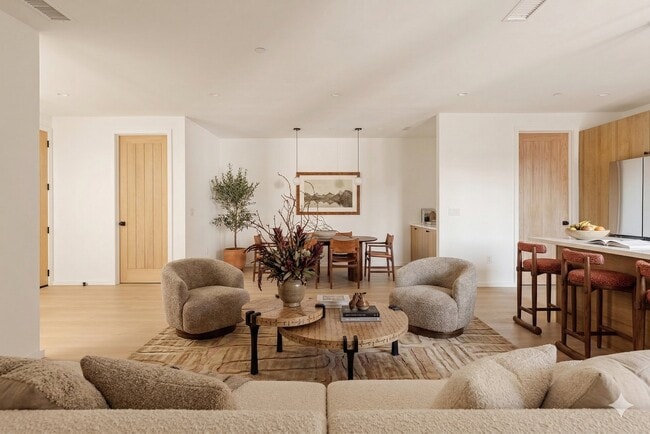 Photo - 17852 Saticoy St