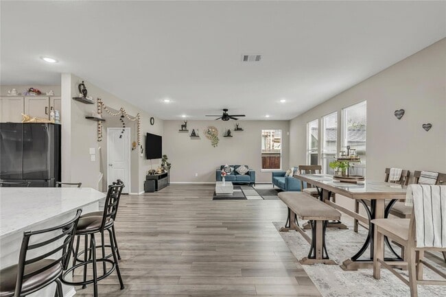 Photo - 520 Ayinger Ln