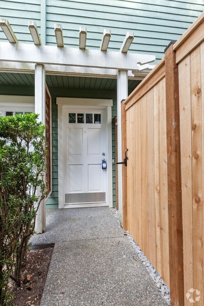 Building Photo - Charming AIR CONDITIONED Alki Townhome