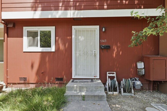 Photo - FULLY REMODELED MODERN SPACIOUS TOWNHOUSE!!!