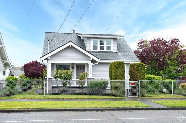 Building Photo - 4 Bedroom Craftsman Style House in Tacoma