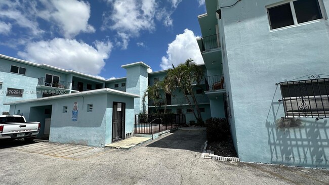 Photo - 380 E 35th St Unidad 2109 Rental