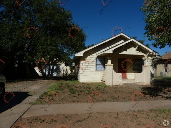 Building Photo - Spacious 2 bedroom 1 bath with large garage. Rental