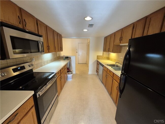 Photo - 489 Summerhaven Dr N
