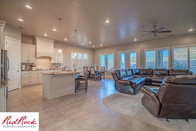 Building Photo - Stunning 2 Bedroom Fully Furnished Home. Community Pool & Mini Golf!