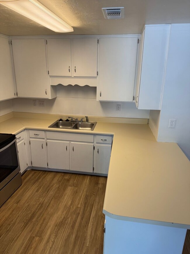 Photo - Great Location! Updated Townhouse Convenie...
