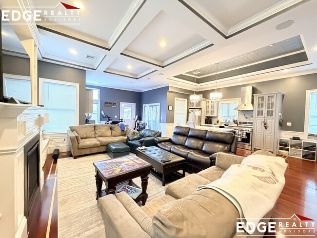 Photo - 644 E 3rd St