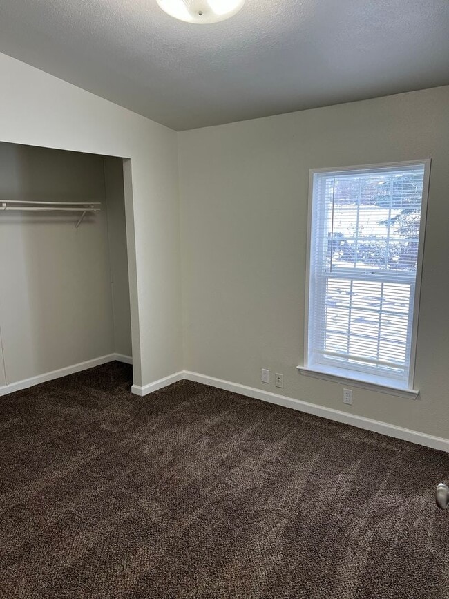 Lovely 3 bedroom home on property - Lovely 3 bedroom home on property