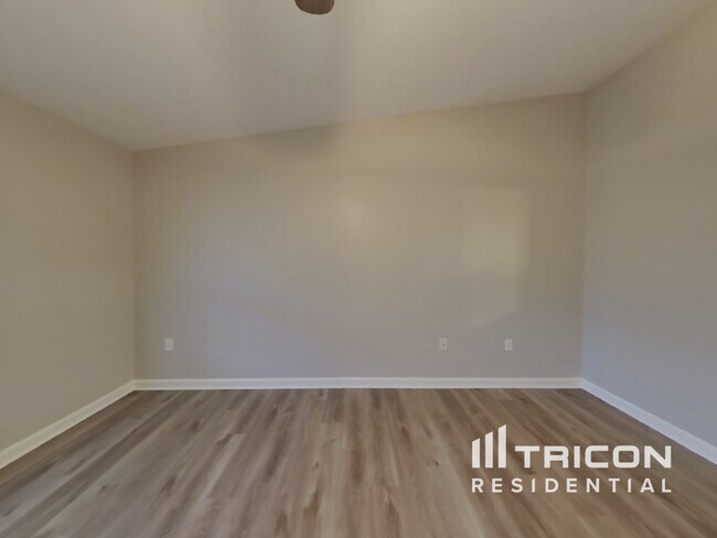 Photo - 829 Twin Oaks Ln