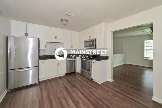 Photo - 3 Bedroom Pet-Friendly Home in KNOXVILLE, TN with Main Street Renewal