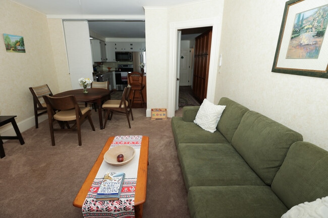 Photo - 27 Commonwealth Ave Unit Ukrainian Furnished Home