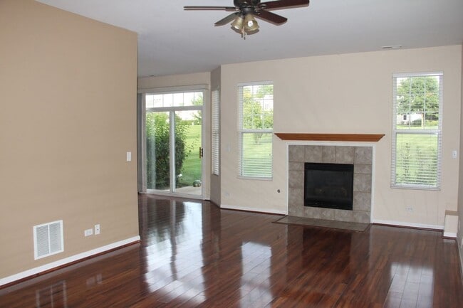 Photo - Beautiful 3 Bed/2.5 Bath Townhome Located in Carpentersville!
