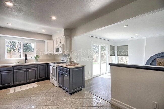 2585 Warbler Ave