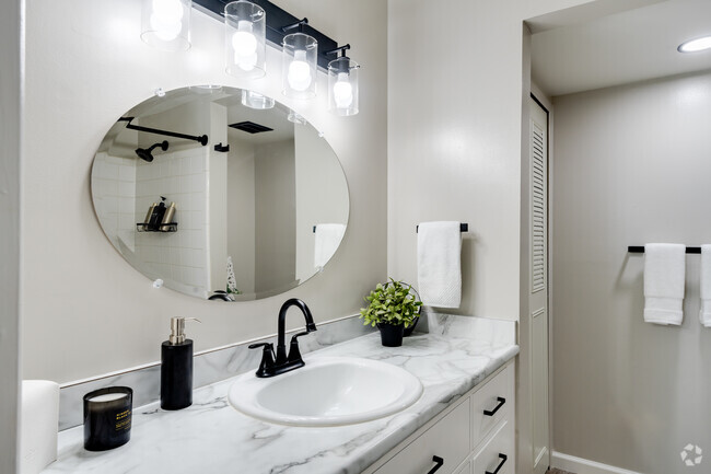 1BR, 1BA - 730SF - Bathroom