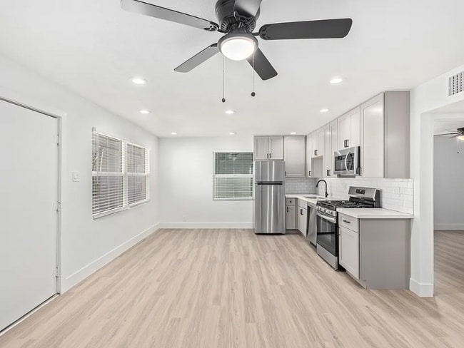 Building Photo - 498 N Arizona Ave