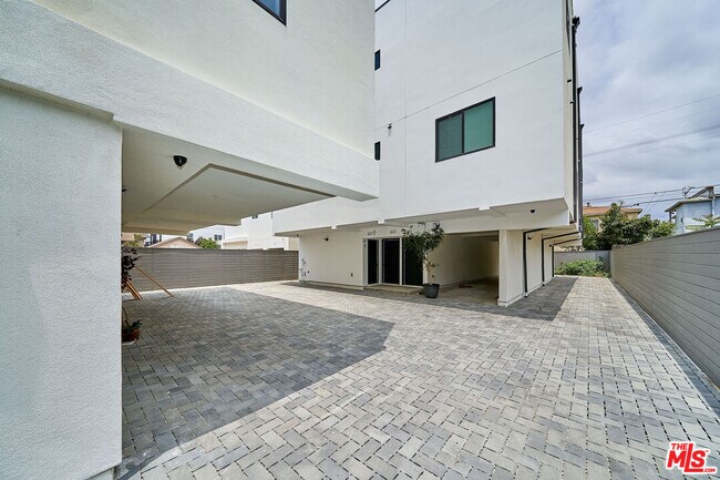 Photo - 605 1/2 W 41st Pl