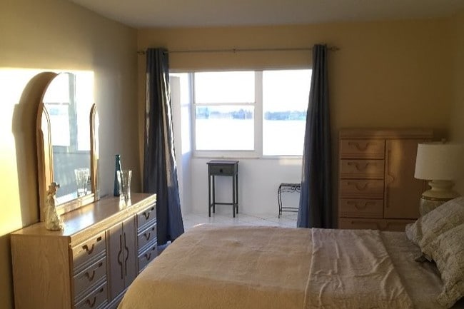 Master Bedroom - 4750 Cove Cir Unit 808