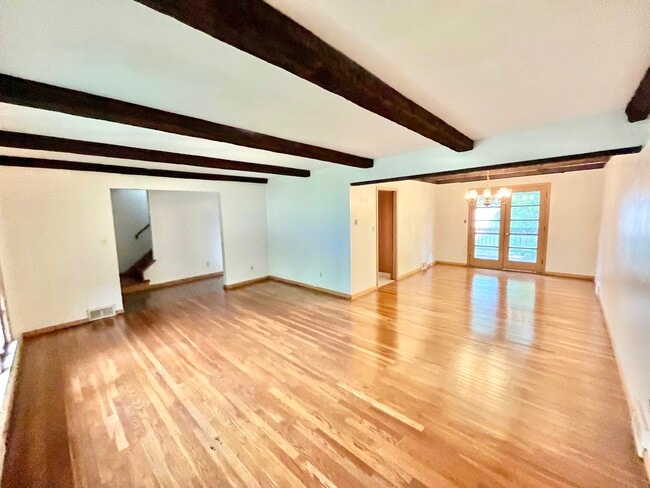 Photo - 2463 Derbyshire Rd