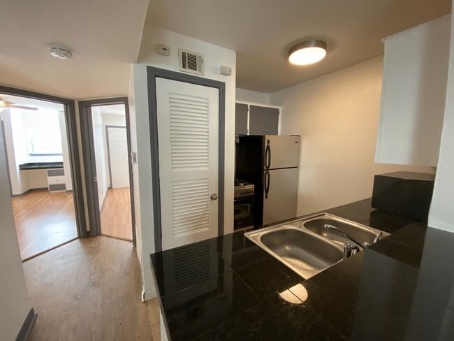 Photo - AVAILABLE: 2 BR-1 BA Hyde Park Condo / Laminate Wood Floors / Close to UT and Downtown