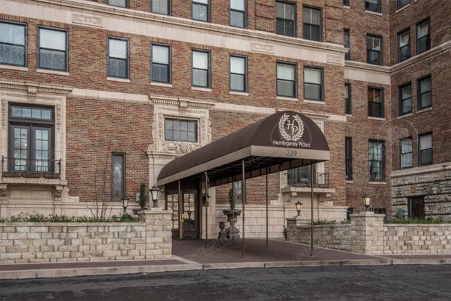 Building Photo - 229 Ward Pkwy Unit 1