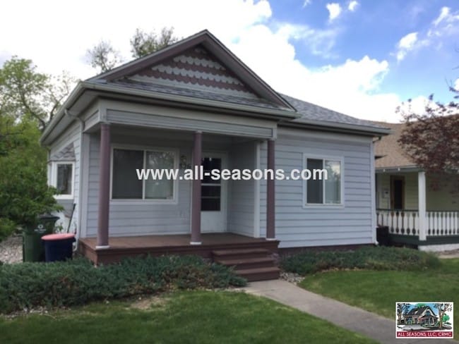 Building Photo - Centrally located one level charmer, located close to the Weidner Field and all that downtown Colora