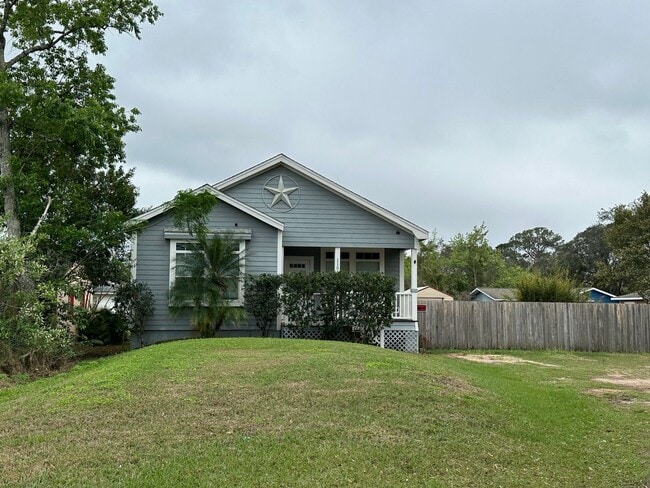 Building Photo - Charming and spacious home for rent in Lee...