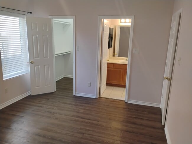 Dormitorio principal con vistas al armario y al baño - 1707 Prairie Dr