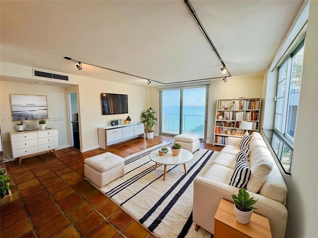 Building Photo - 3301 NE 5th Ave Unit 904