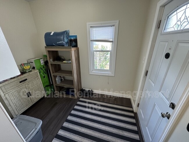 Photo - 318 May St N