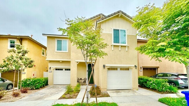 Building Photo - Newer & Lovely Two-Story Home in the New C...