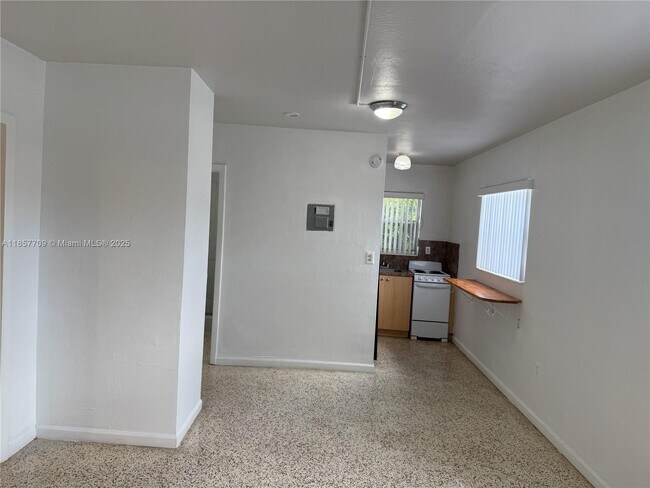 Photo - 320 W 10th St Unit 1