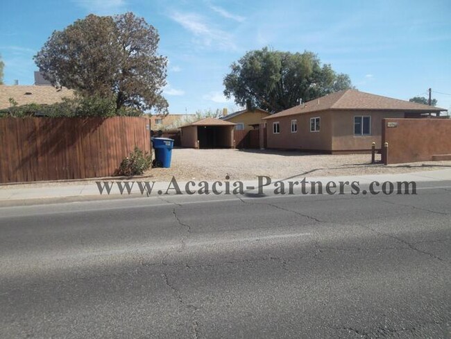 Great Home Within Walking Distance to U of A - Great Home Within Walking Distance to U of A