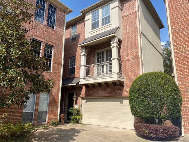 Two Bedroom, 3 level Condo in Oak Lawn - Two Bedroom, 3 level Condo in Oak Lawn