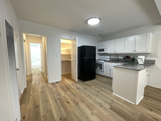 5725-29 Vineland Ave