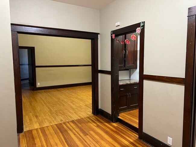 High Ceilings and grand entryway - 841 18th Ave Apartments