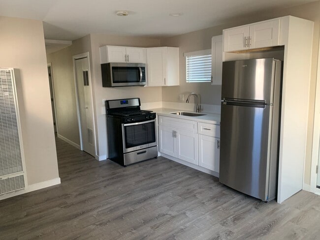 Building Photo - Nice 3 bedroom unit with Pool!