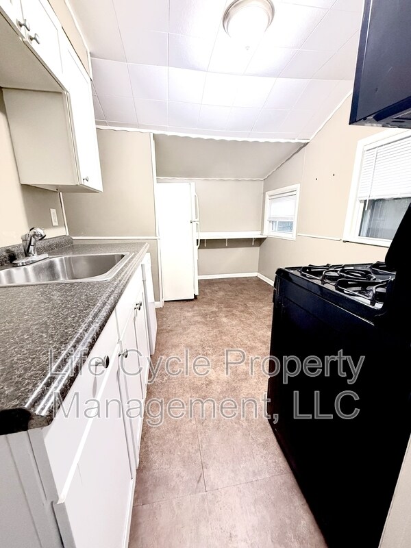 Photo - 244 Matilda St NE