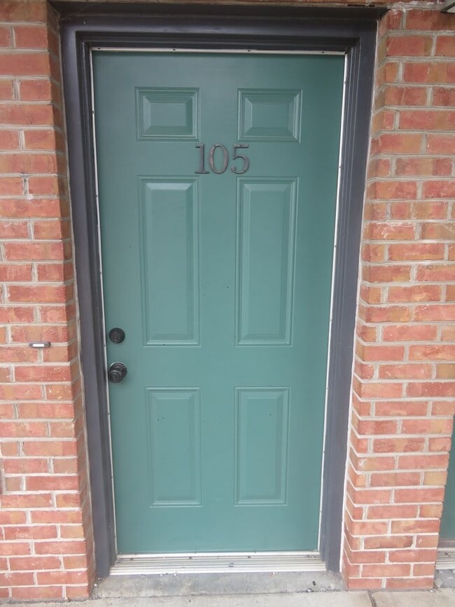 Building Photo - Laurel Villas #105 -3BR/2BA Available for AUGUST 2026 move in! Unit 105